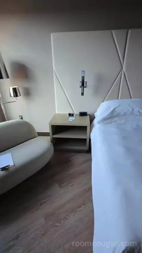 Elegant King (No Resort Fee) (#627) bed picture #6