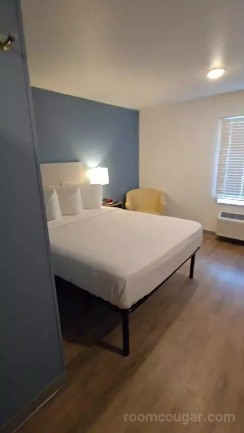 Standard Queen Room bed picture #7