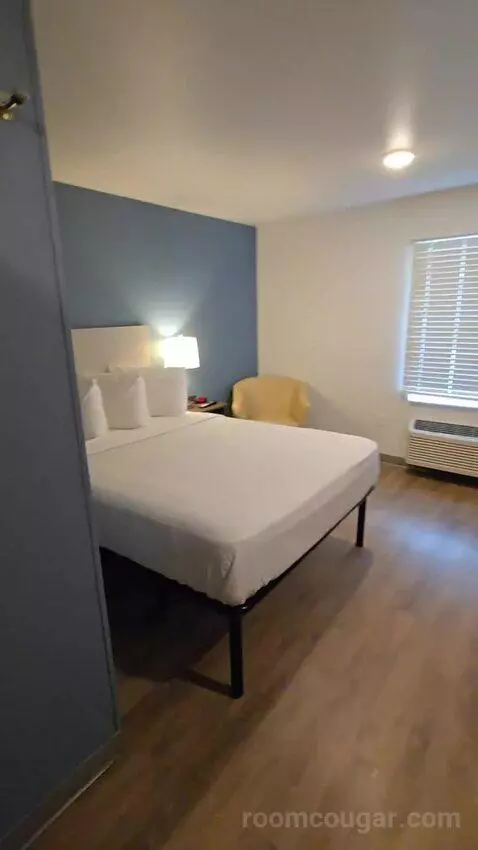 Standard Queen Room bed picture #8