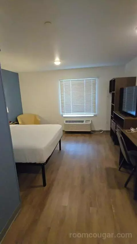 Standard Queen Room bed picture #10