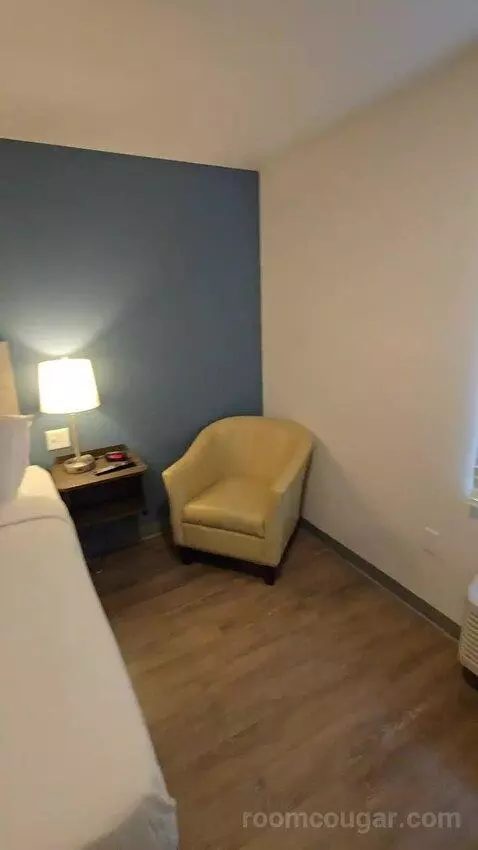 Standard Queen Room bed picture #2