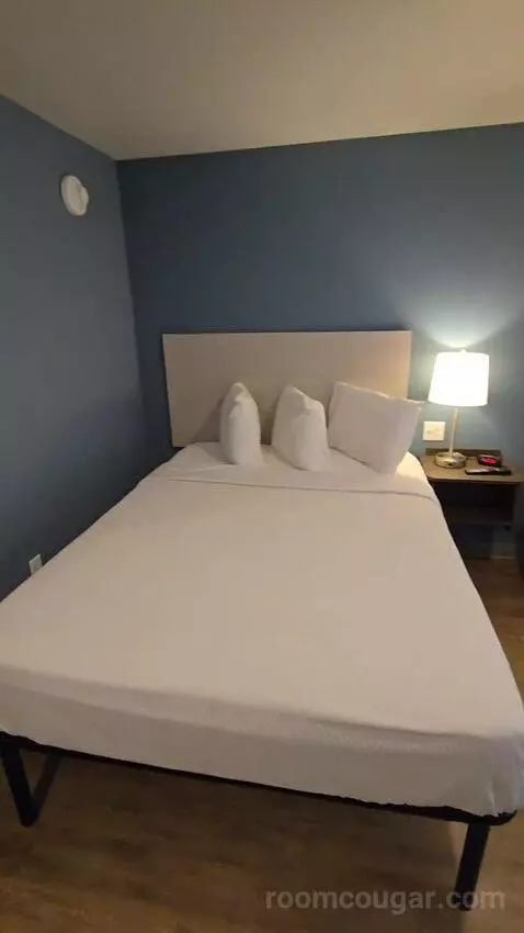 Standard Queen Room bed picture #3
