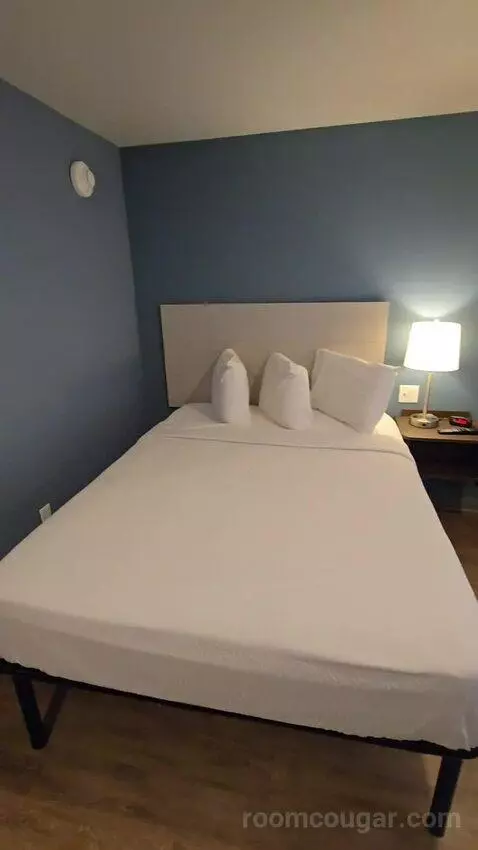 Standard Queen Room bed picture #4