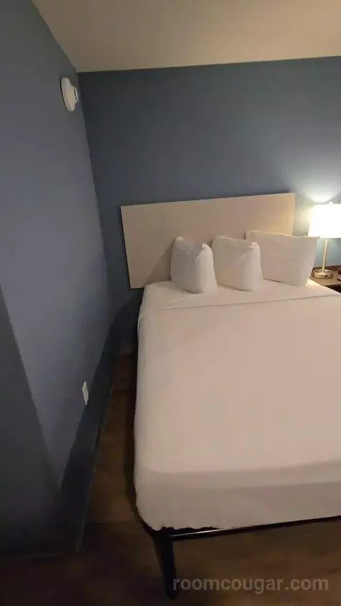 Standard Queen Room bed picture #5