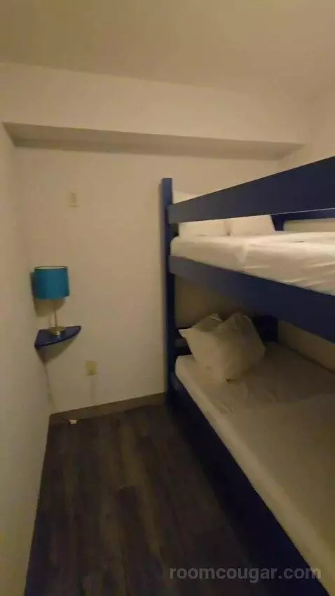 King Room with Bunkbed (#100) bed picture #2