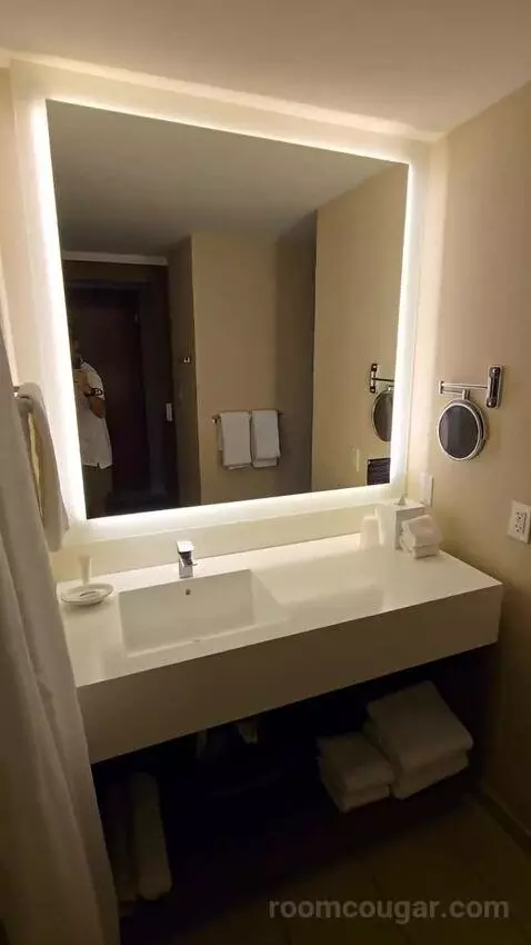 Double Room with Two Double Beds and Pool View (#1536) bathroom picture #2