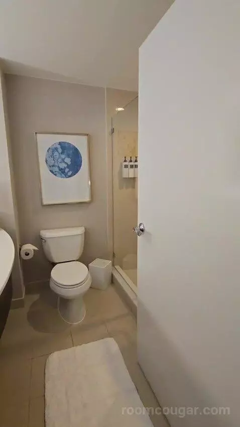King Room (#1804) bathroom picture #1
