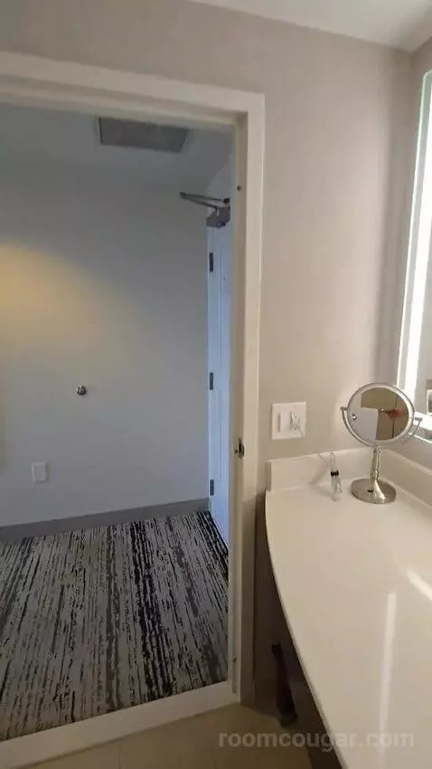 King Room (#1804) bathroom picture #7