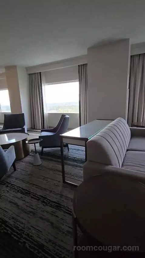 Executive Suite with Theme Park View (#1825) bed picture #2