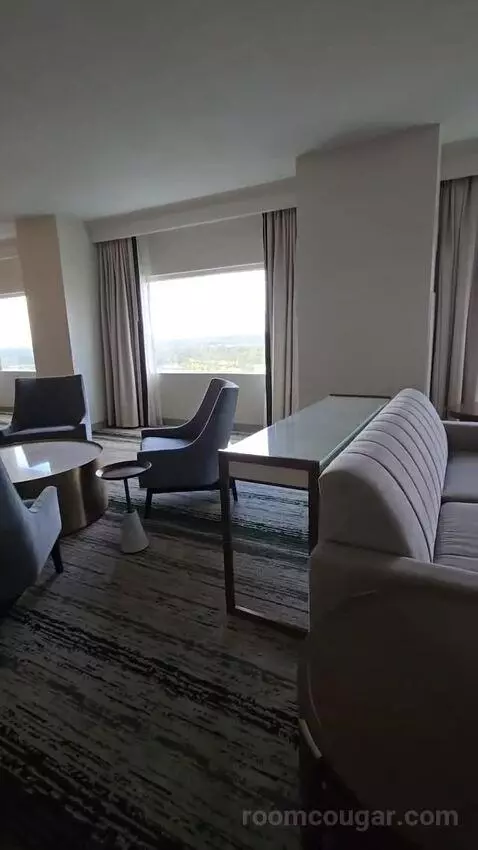 Executive Suite with Theme Park View (#1825) bed picture #3