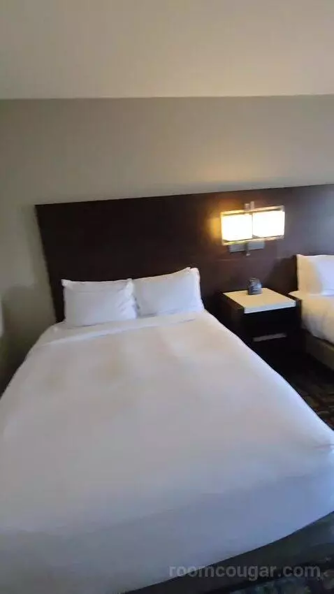 Queen Room with Two Queen Beds (#956) bed picture #3