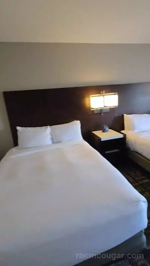 Queen Room with Two Queen Beds (#956) bed picture #4