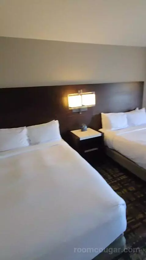 Queen Room with Two Queen Beds (#956) bed picture #6