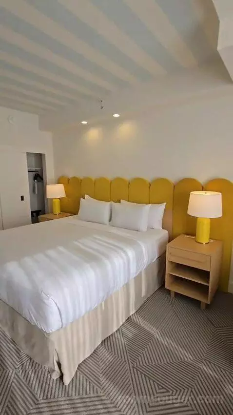 King Room with City View (#1216) bed picture #2