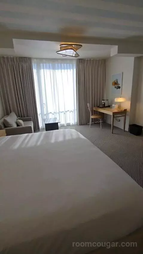 King Room with City View (#1216) bed picture #8