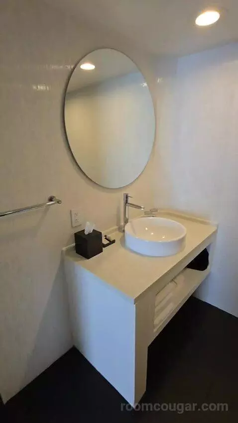 King Room with City View (#1216) bathroom picture #1
