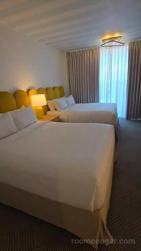 Executive Suite, 1 King (#1708) bed picture #9