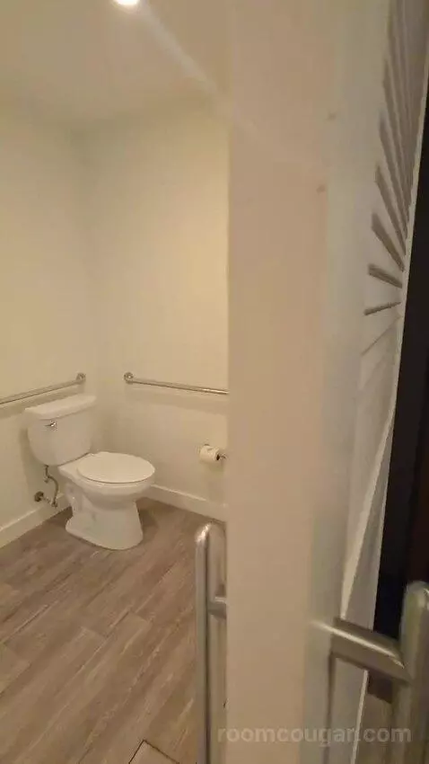 One Bedroom King Pool View Suite (#402) bathroom picture #4