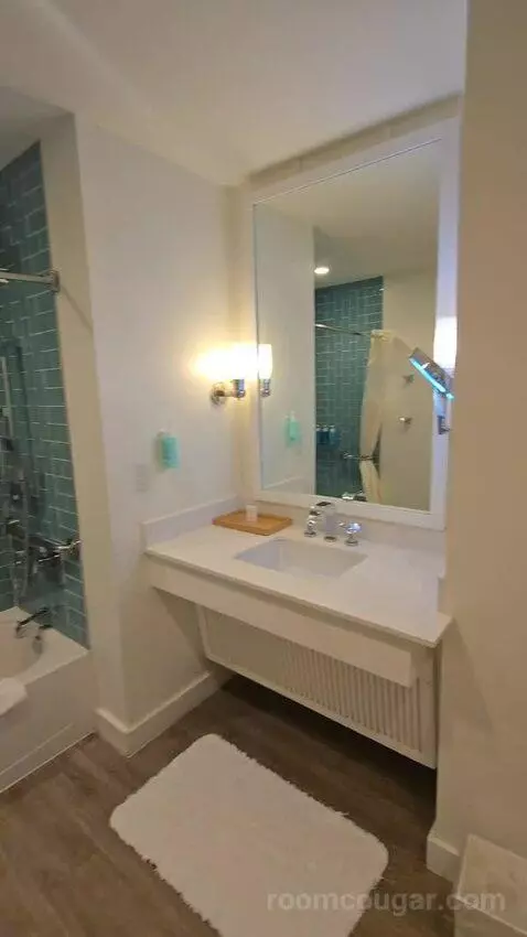 One Bedroom King Pool View Suite (#402) bathroom picture #6