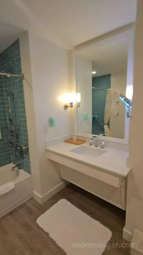 One Bedroom King Pool View Suite (#402) bathroom picture #7