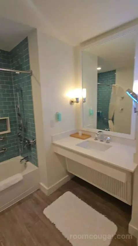 One Bedroom King Pool View Suite (#402) bathroom picture #8