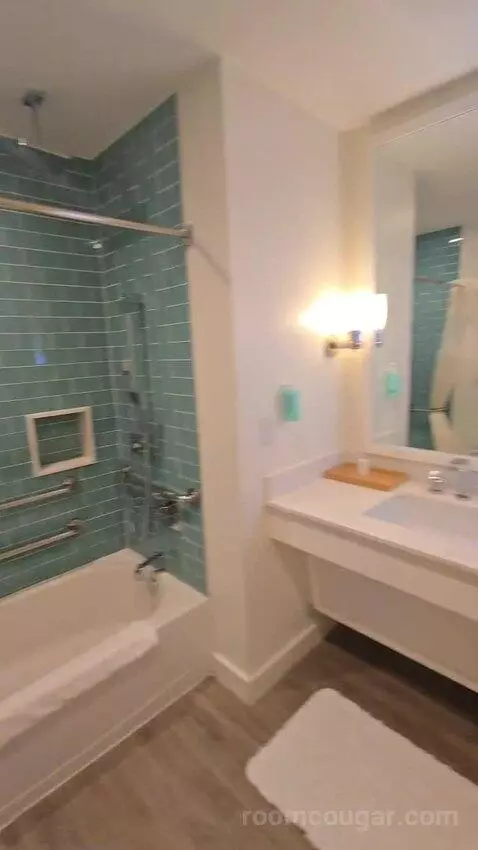 One Bedroom King Pool View Suite (#402) bathroom picture #10