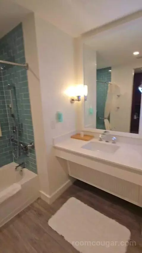 One Bedroom King Pool View Suite (#402) bathroom picture #12