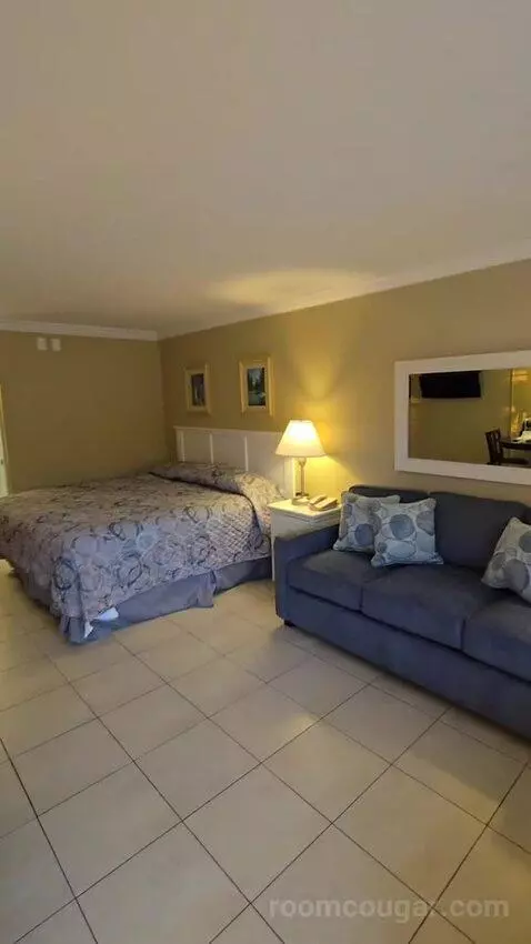 Standard King Room (#106) bed picture #1