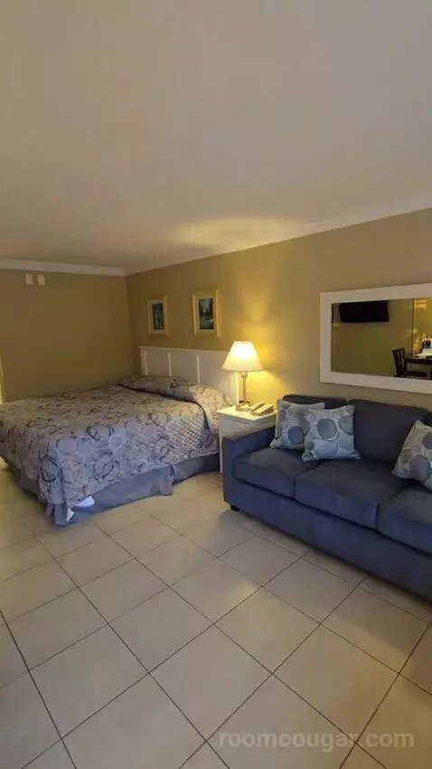Standard King Room (#106) bed picture #2