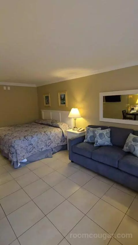Standard King Room (#106) bed picture #3
