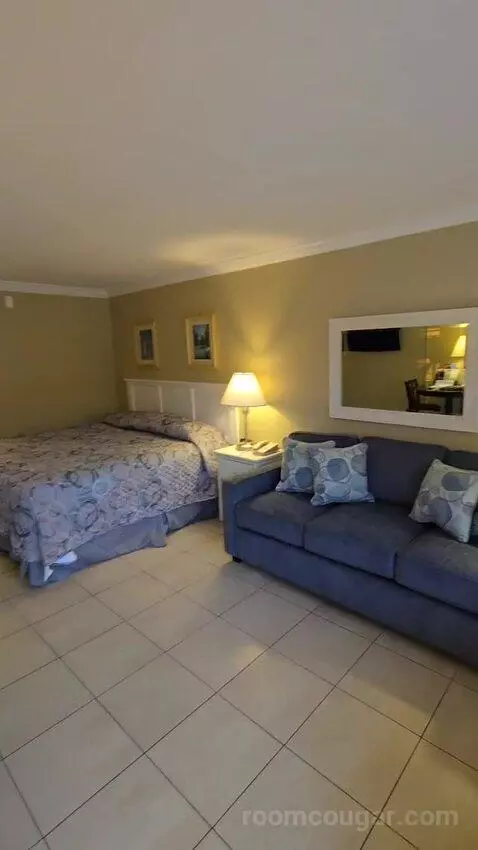 Standard King Room (#106) bed picture #4
