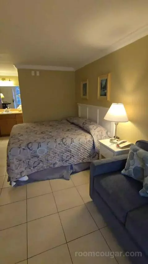 Standard King Room (#106) bed picture #6