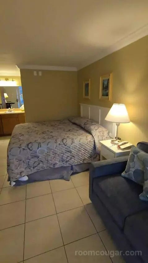 Standard King Room (#106) bed picture #7