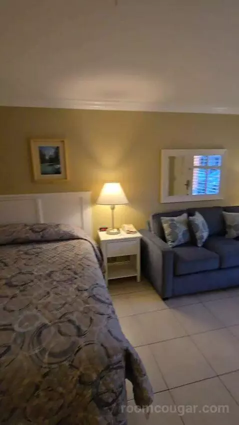 Standard King Room (#106) bed picture #9