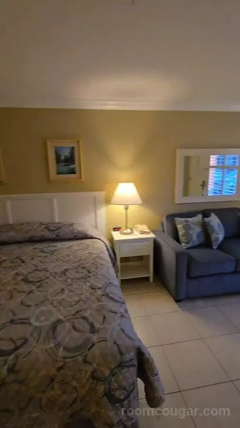 Standard King Room (#106) bed picture #10