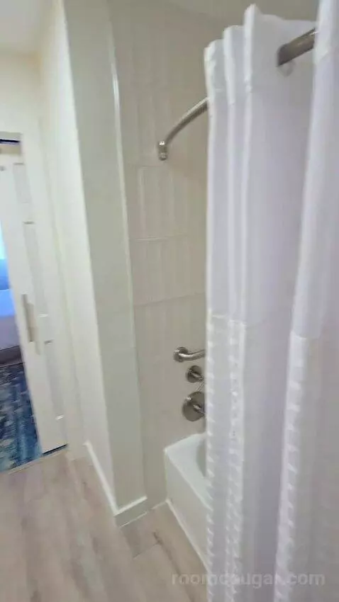 One Bedroom King Suite (#417) bathroom picture #9