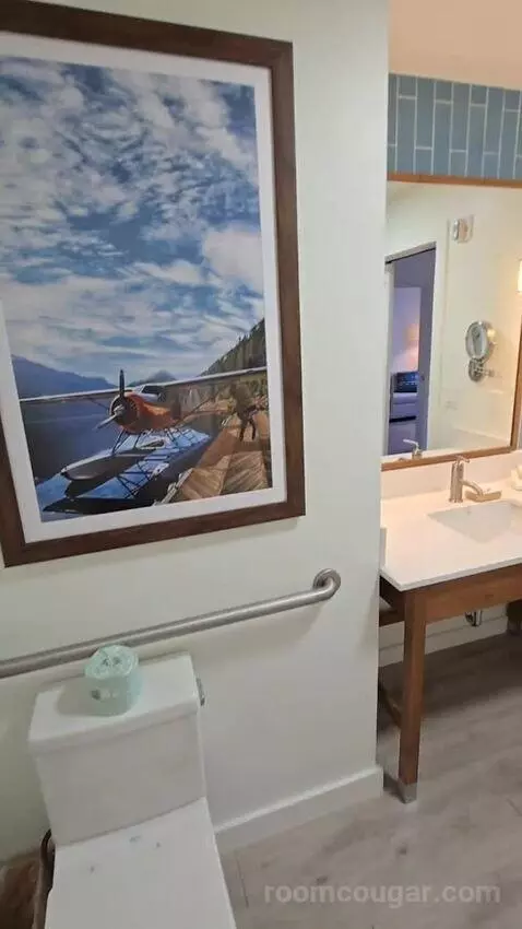 One Bedroom King Suite (#417) bathroom picture #11
