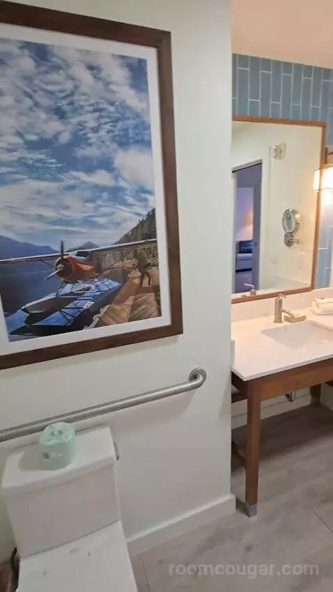 One Bedroom King Suite (#417) bathroom picture #12