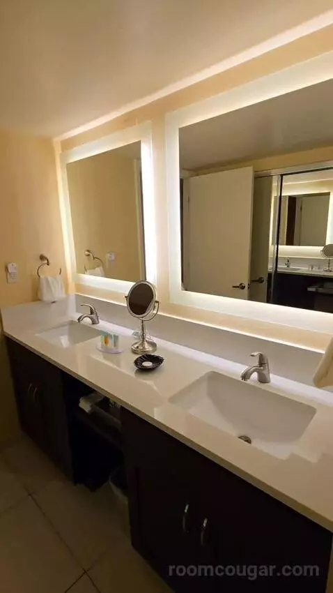 2 Double Beds Large Balcony Pool View (#512) bathroom picture #1
