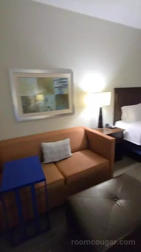 King Room (#109) bed picture #8
