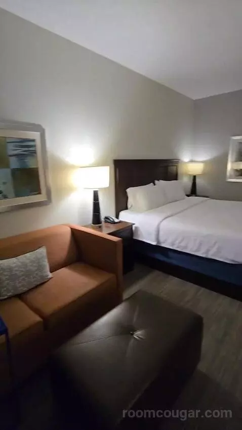 King Room (#109) bed picture #11