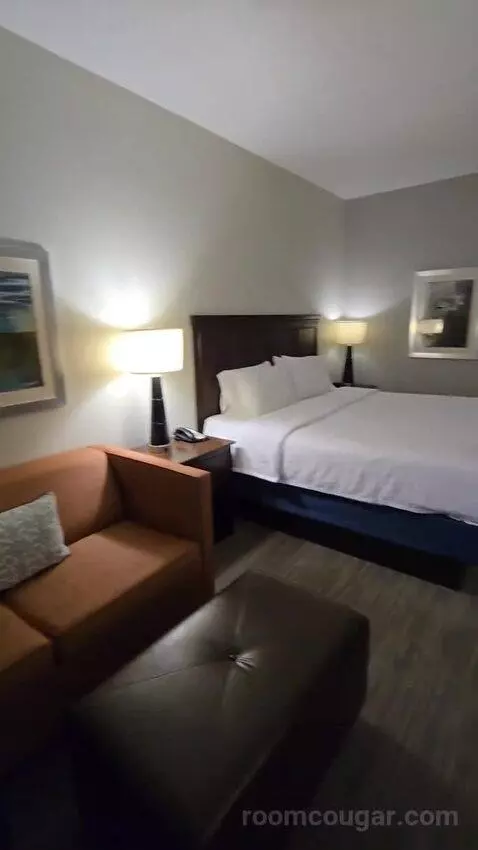 King Room (#109) bed picture #12