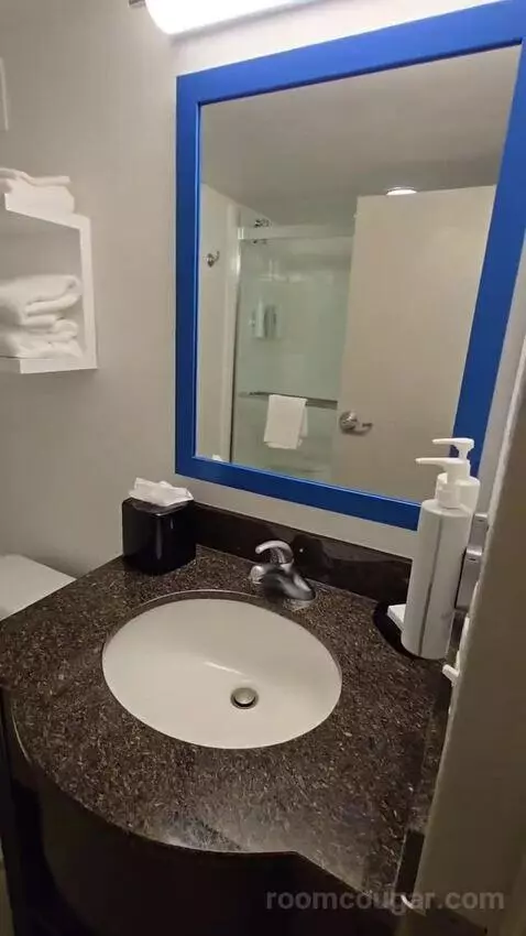 King Room (#109) bathroom picture #3