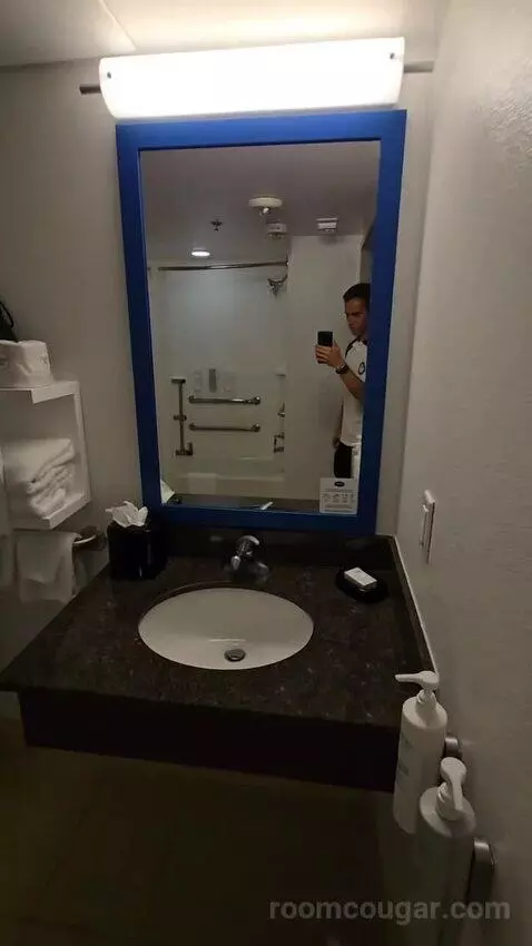 King Room - Disability Access (#122) bathroom picture #2