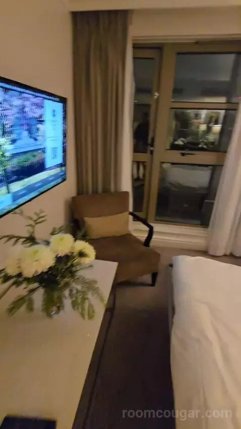Premium Suite with Balcony and City View (#926) bed picture #4