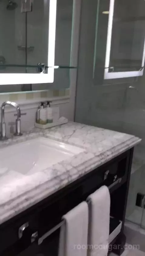 Coastal King (#209) bathroom picture #1