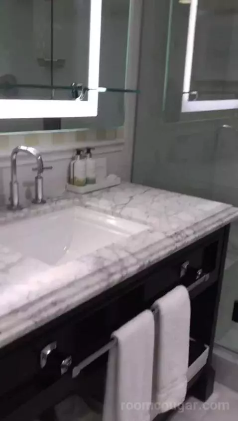 Coastal King (#209) bathroom picture #2