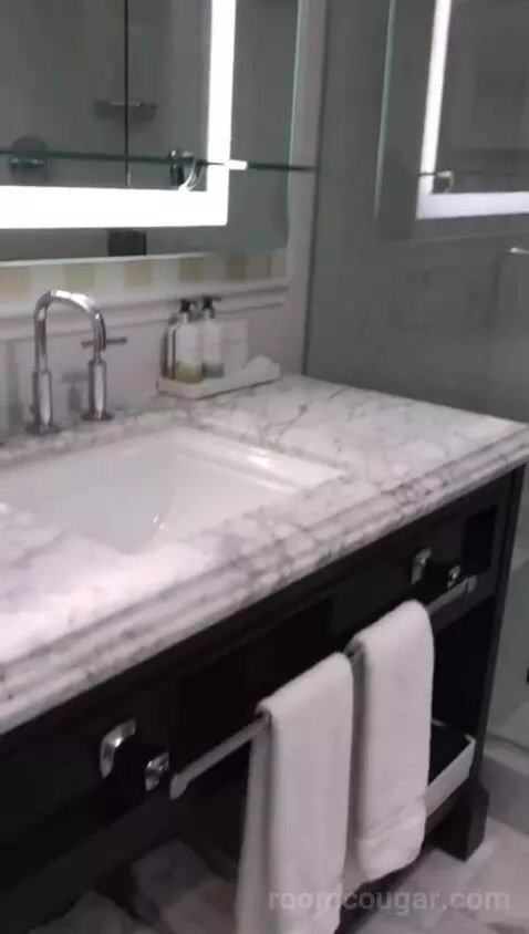 Coastal King (#209) bathroom picture #3