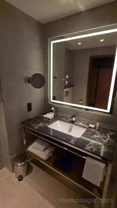 Deluxe Guest Room, 2 Twin (#605) bathroom picture #7