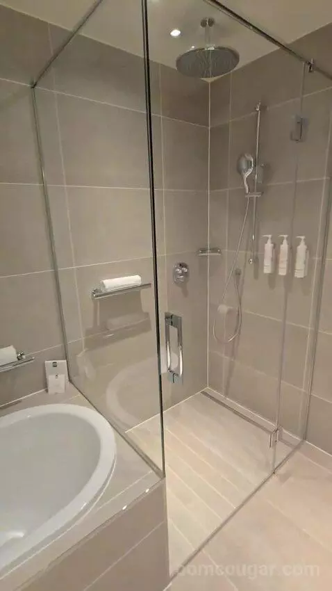 Superior Larger Guest Room, 1 King (#708) bathroom picture #2